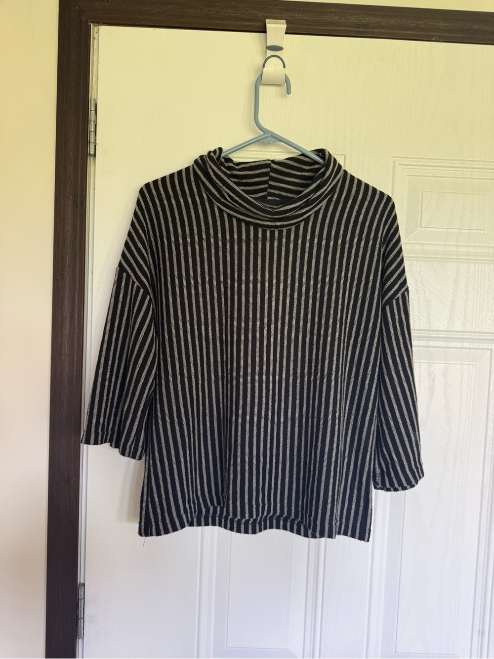 2 for $20 sale: W5 black gray cowl neck lightweight 3/4 sleeve sweater - M
